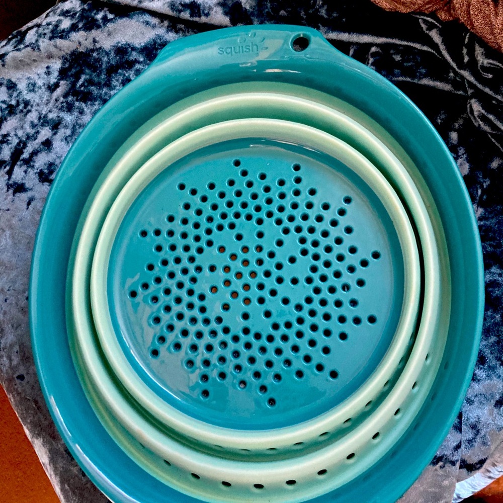 Squish blue colander